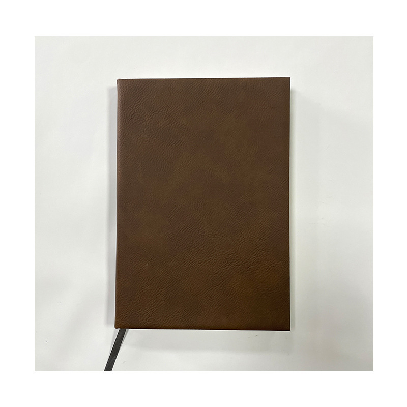 Dzienniki ze skóry ekologicznej o wymiarach 5 1/4' x 8 1/4'.